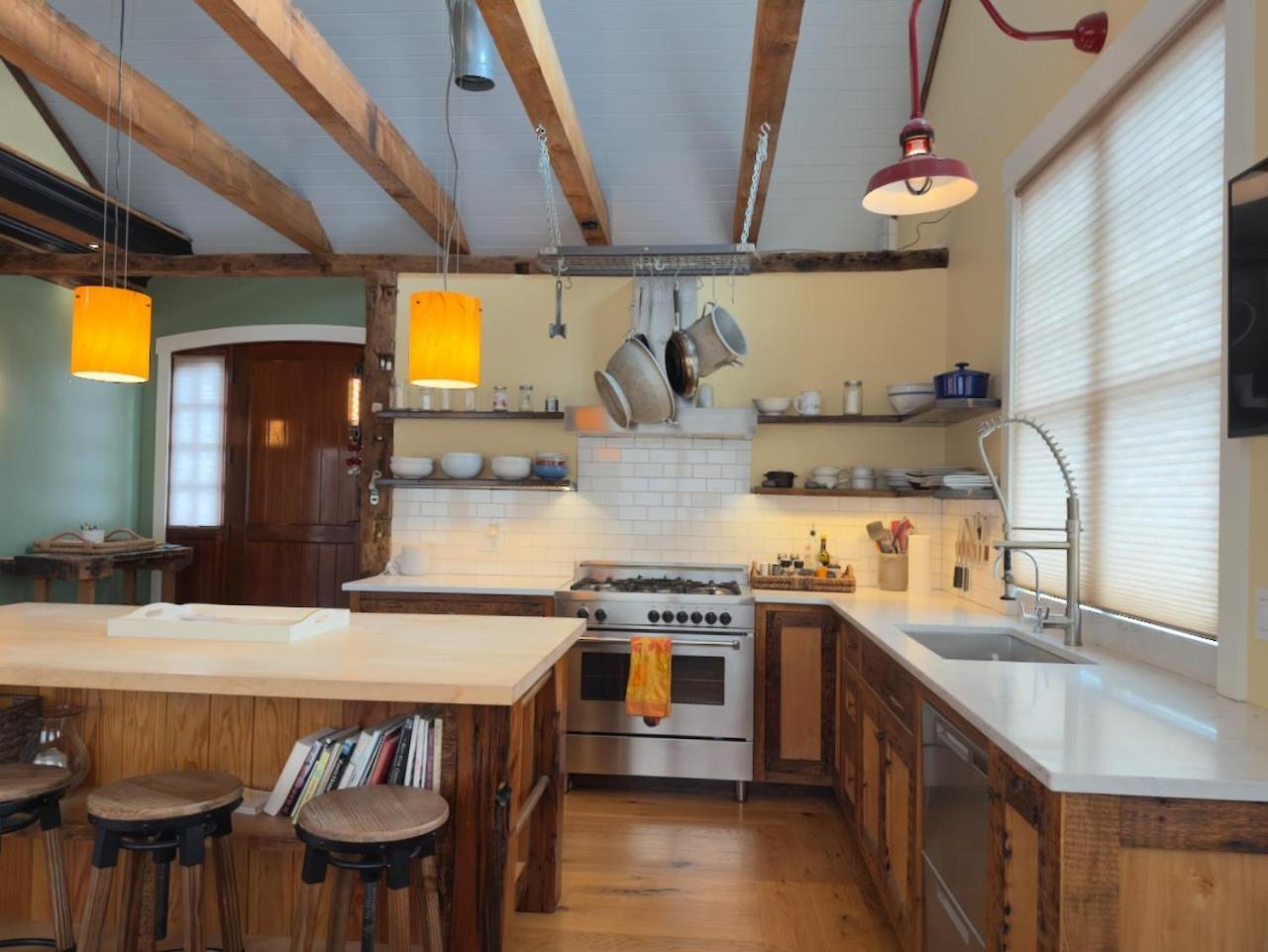 Отель Magical Post And Beam Loft Downtown Newport! Экстерьер фото