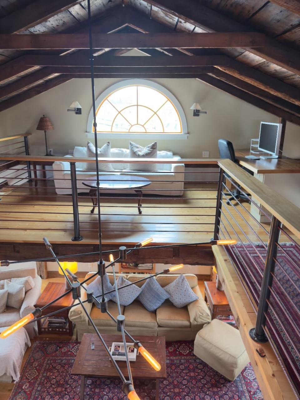 Отель Magical Post And Beam Loft Downtown Newport! Экстерьер фото