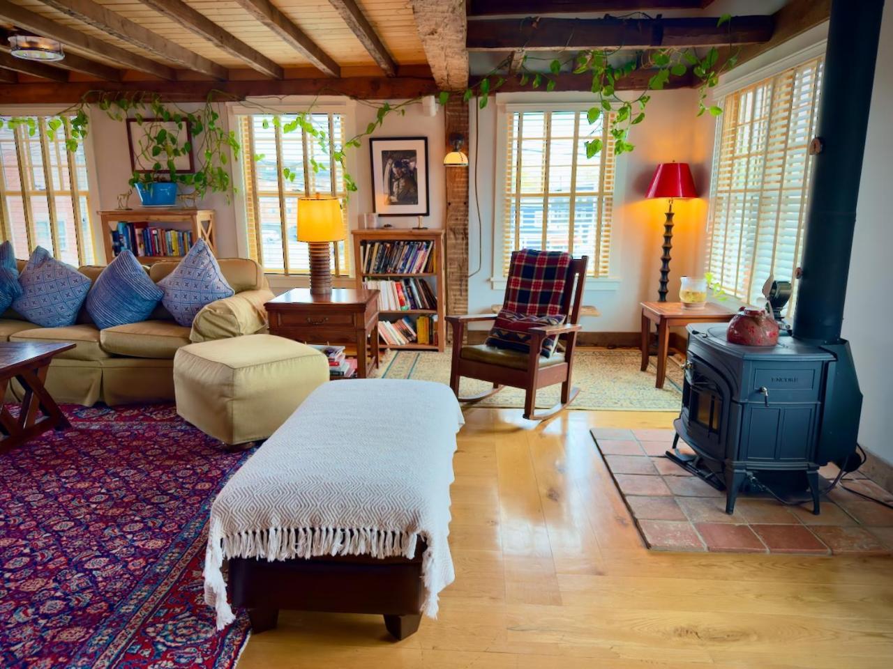 Отель Magical Post And Beam Loft Downtown Newport! Экстерьер фото