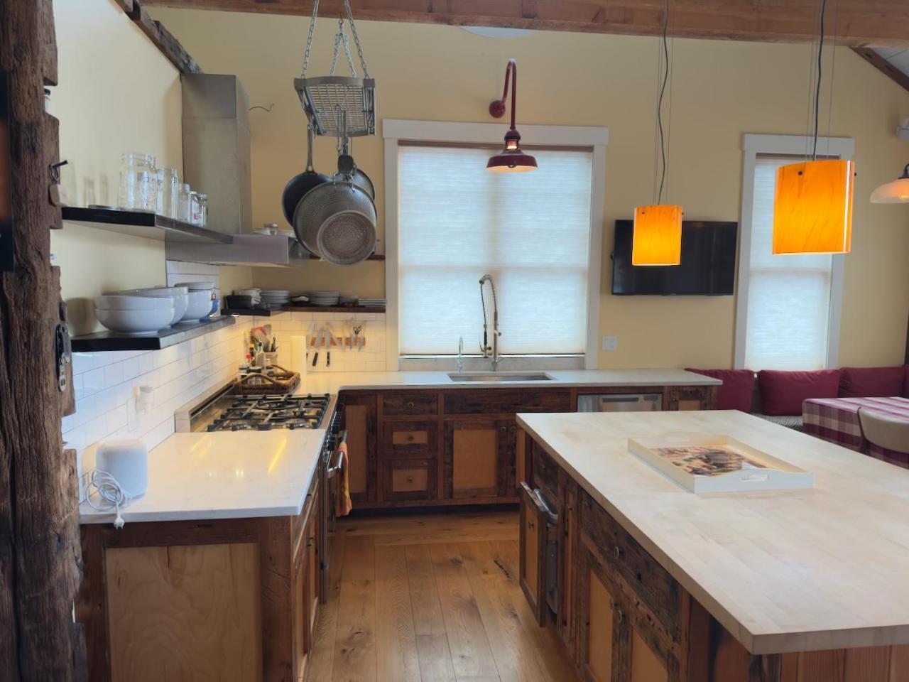 Отель Magical Post And Beam Loft Downtown Newport! Экстерьер фото