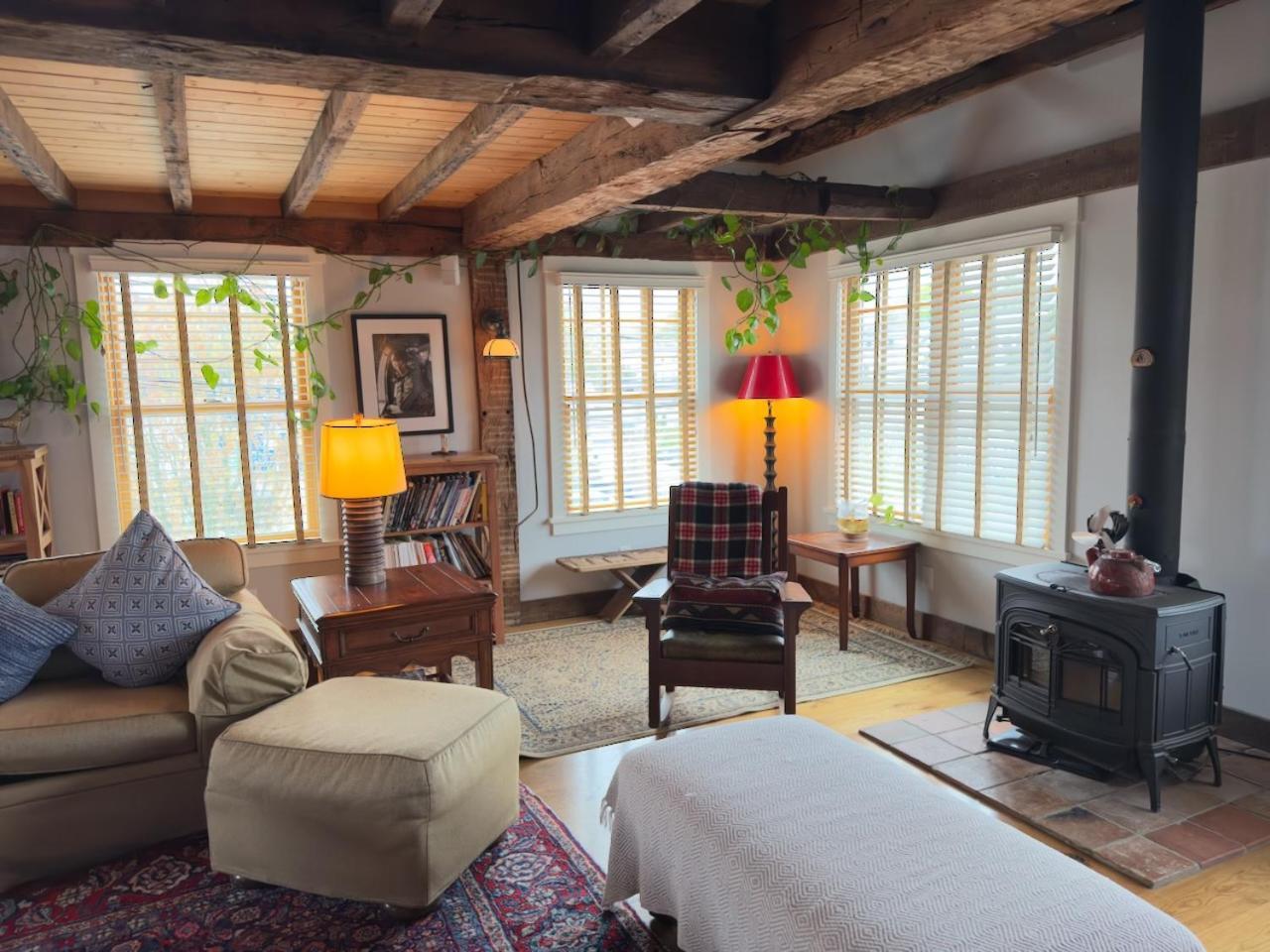 Отель Magical Post And Beam Loft Downtown Newport! Экстерьер фото