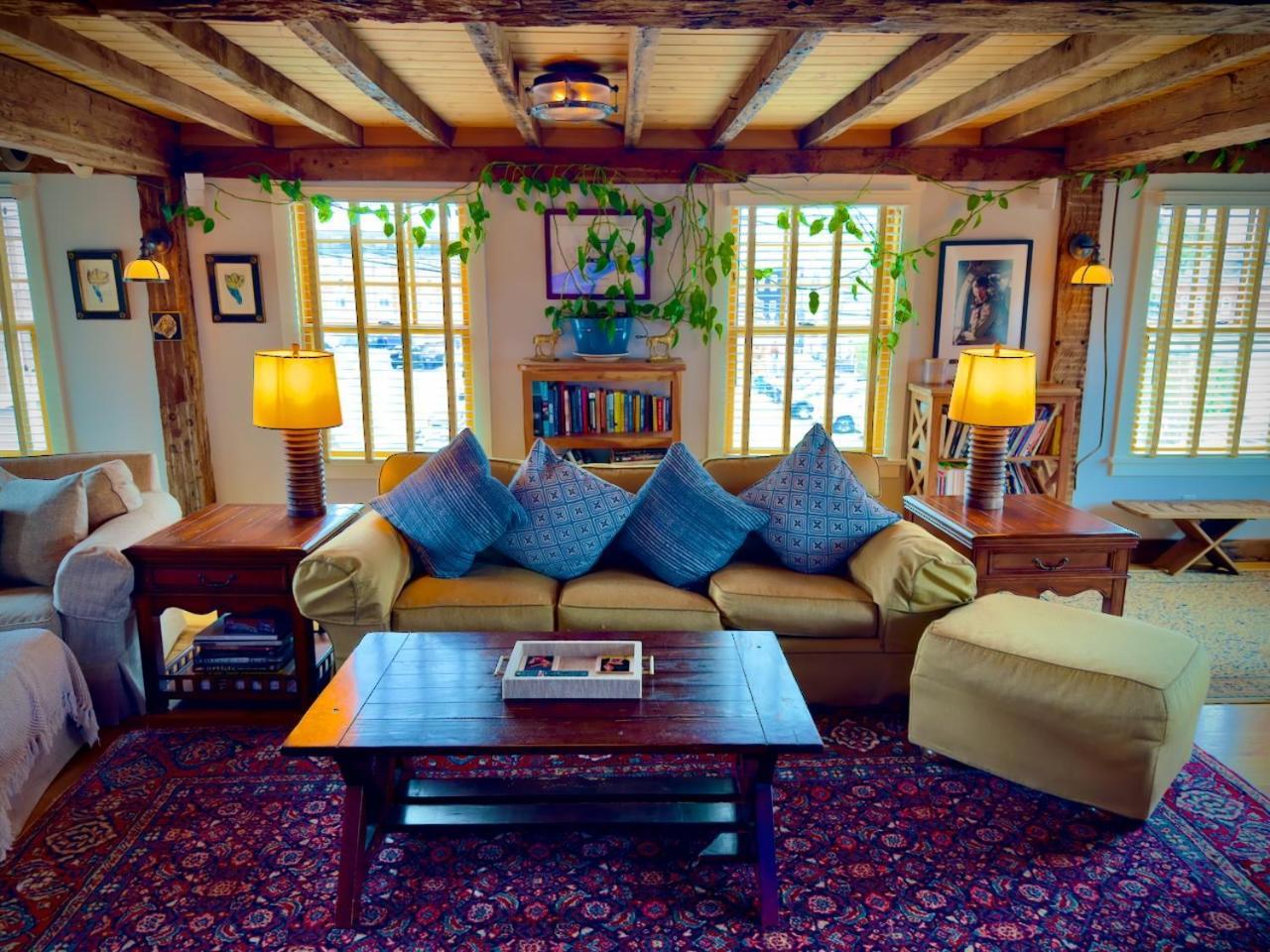 Отель Magical Post And Beam Loft Downtown Newport! Экстерьер фото