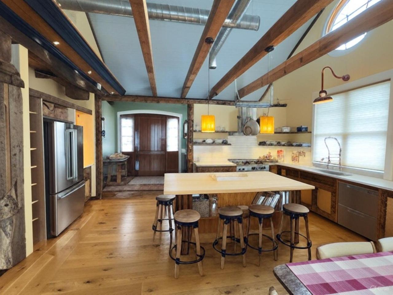Отель Magical Post And Beam Loft Downtown Newport! Экстерьер фото